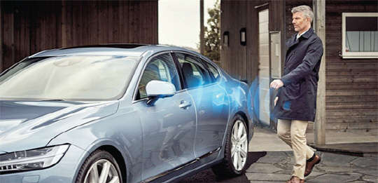 볼보는 오는 2017년부터 자동차키 대신 스마트폰으로 문을 열고 시동을 걸 수 있는 자동차를 출시할 계획이다.  볼보 제공